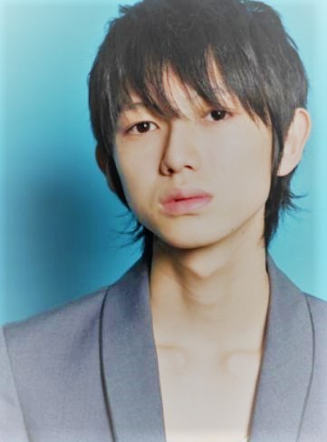 細くて華奢な男性アーティスト、俳優
