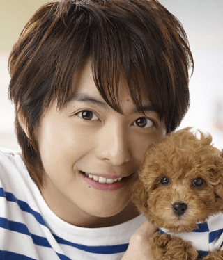 細くて華奢な男性アーティスト、俳優