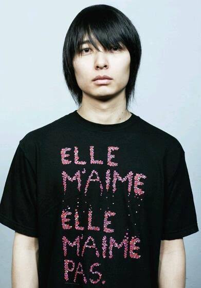 細くて華奢な男性アーティスト、俳優