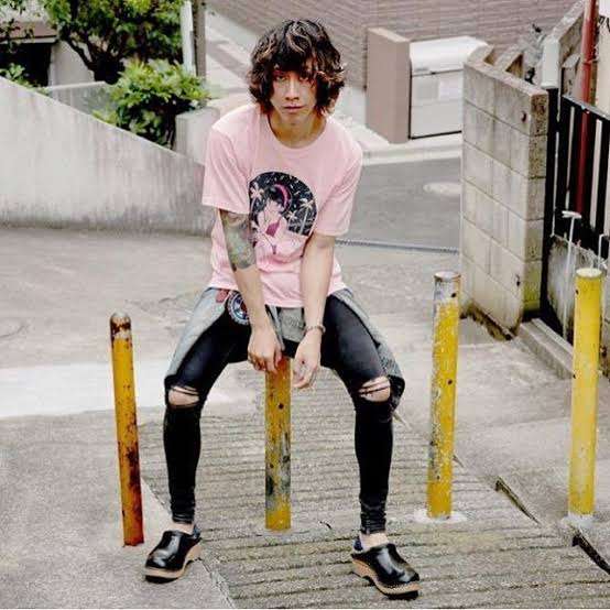 細くて華奢な男性アーティスト、俳優
