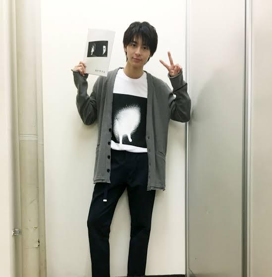 細くて華奢な男性アーティスト、俳優