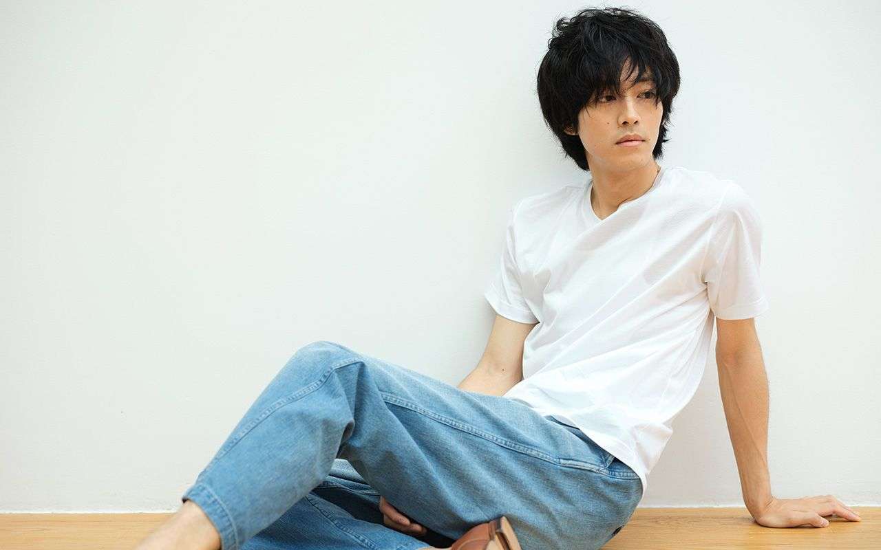 細くて華奢な男性アーティスト、俳優