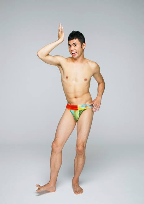 細くて華奢な男性アーティスト、俳優
