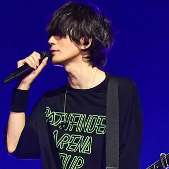 細くて華奢な男性アーティスト、俳優