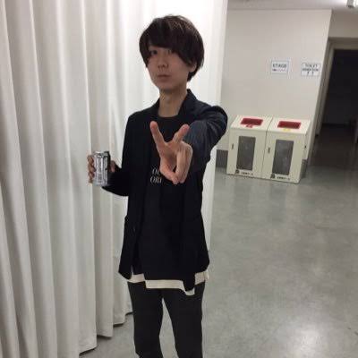 細くて華奢な男性アーティスト、俳優
