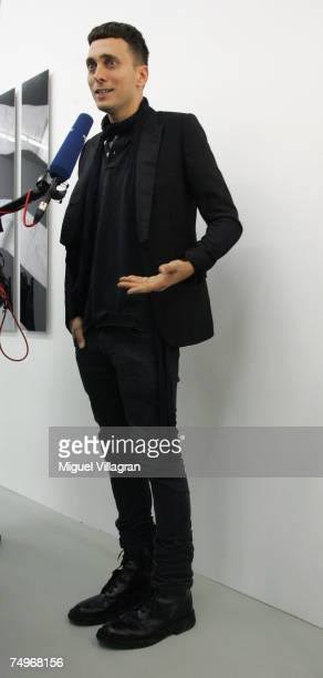 細くて華奢な男性アーティスト、俳優