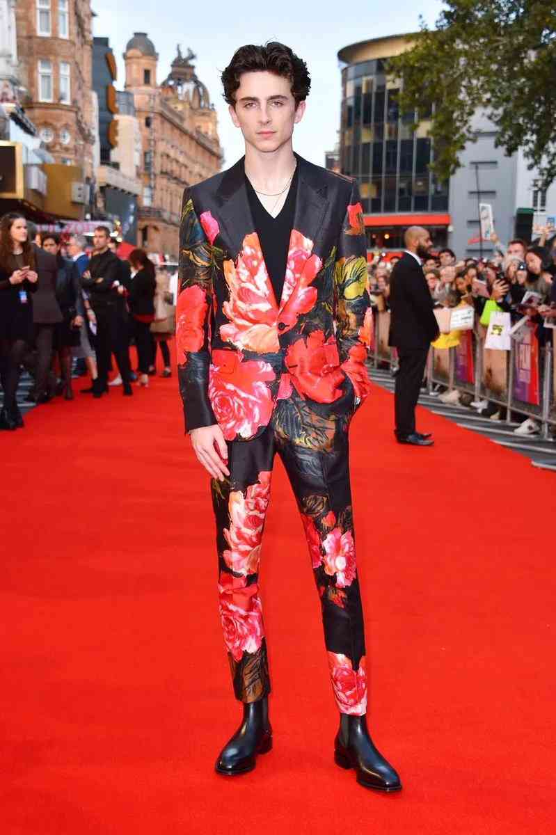 細くて華奢な男性アーティスト、俳優