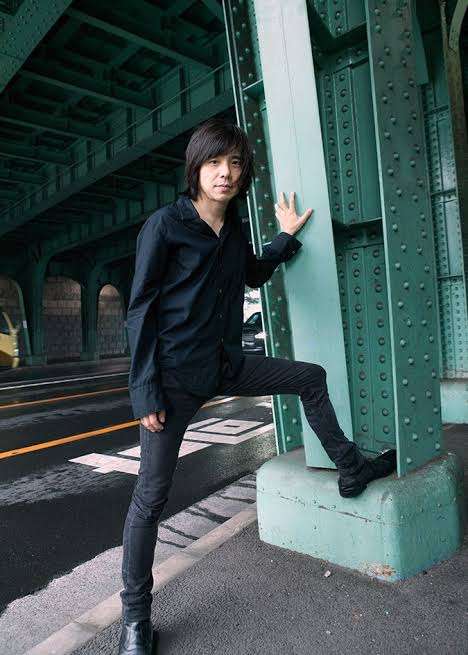 細くて華奢な男性アーティスト、俳優