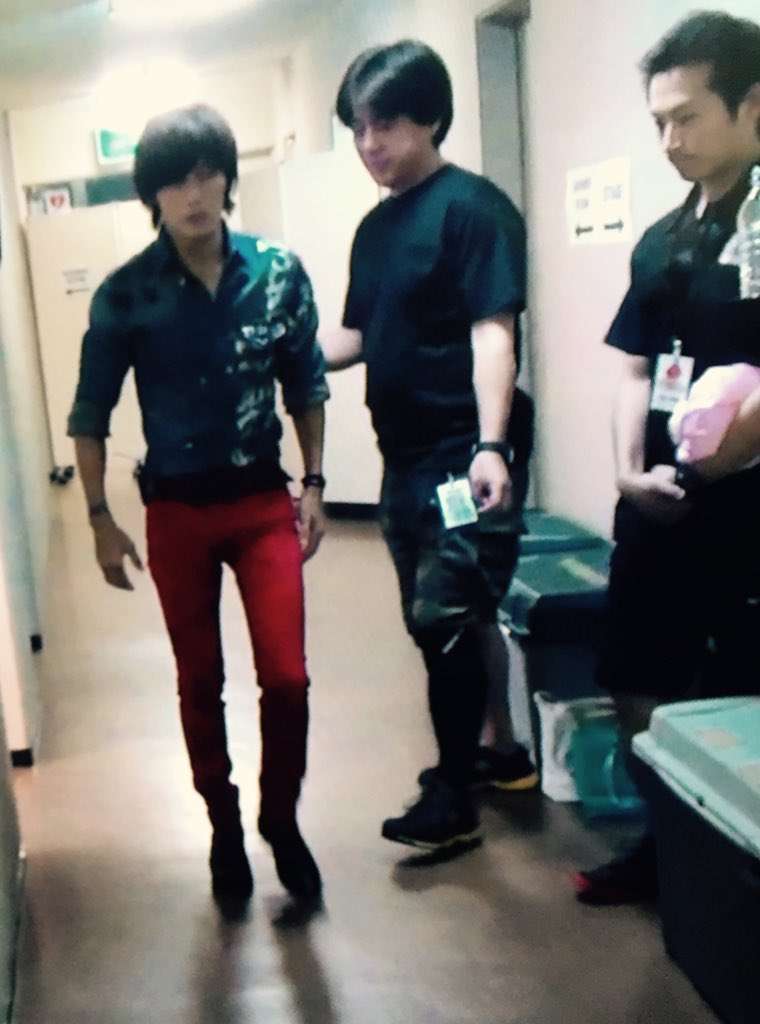 細くて華奢な男性アーティスト、俳優