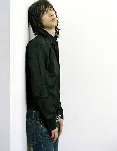 細くて華奢な男性アーティスト、俳優