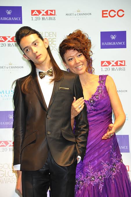 細くて華奢な男性アーティスト、俳優