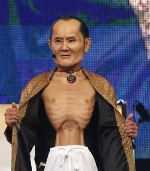 細くて華奢な男性アーティスト、俳優