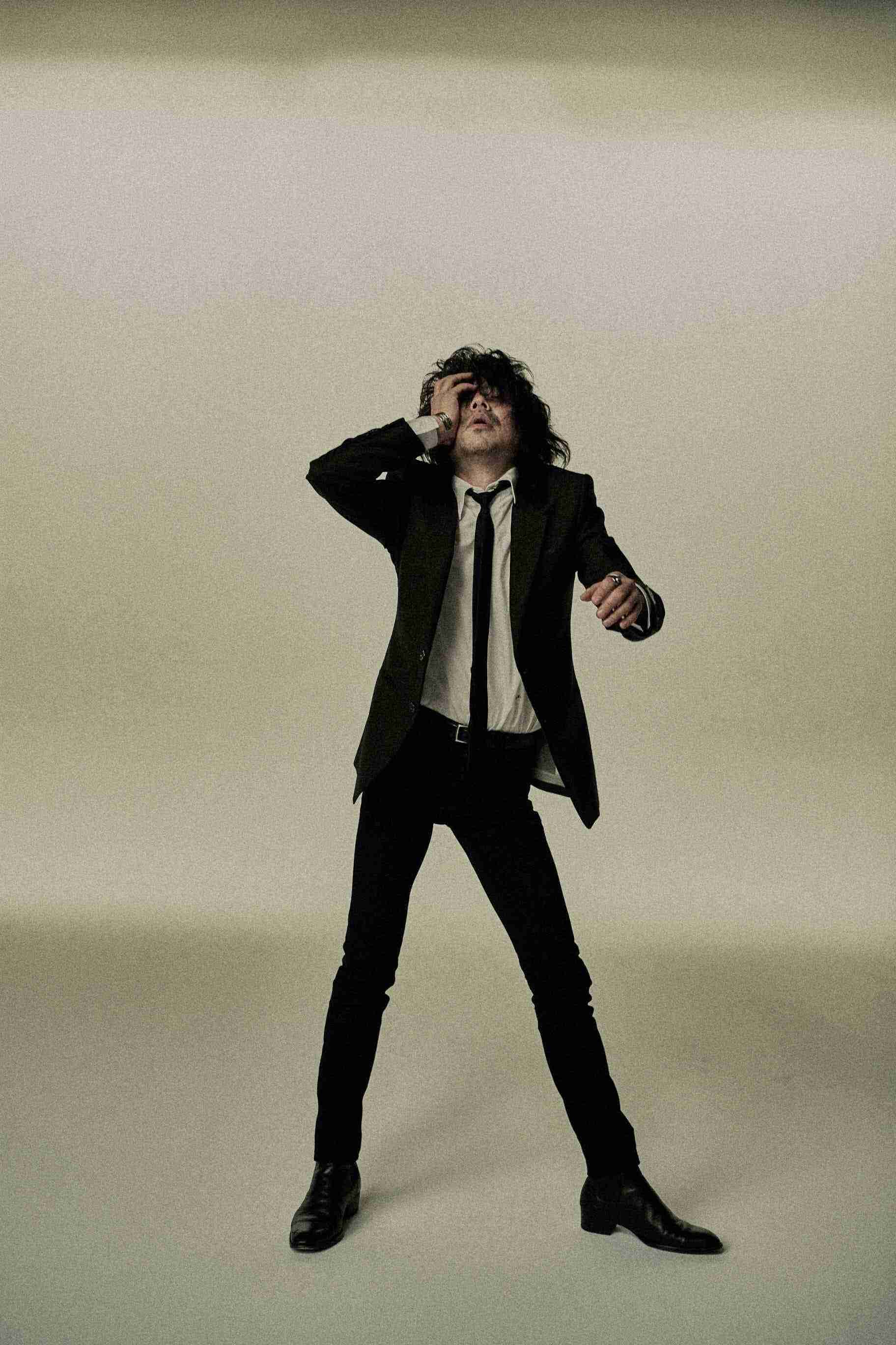 細くて華奢な男性アーティスト、俳優