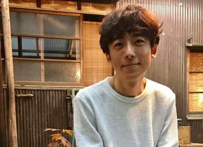 細くて華奢な男性アーティスト、俳優