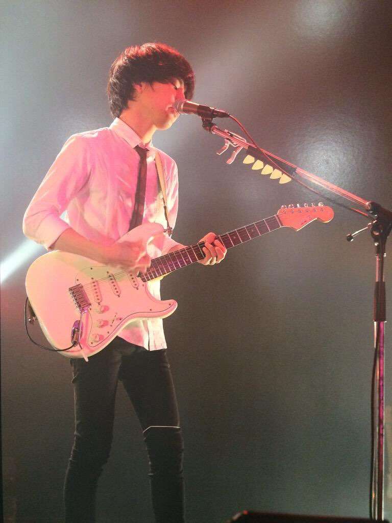 細くて華奢な男性アーティスト、俳優