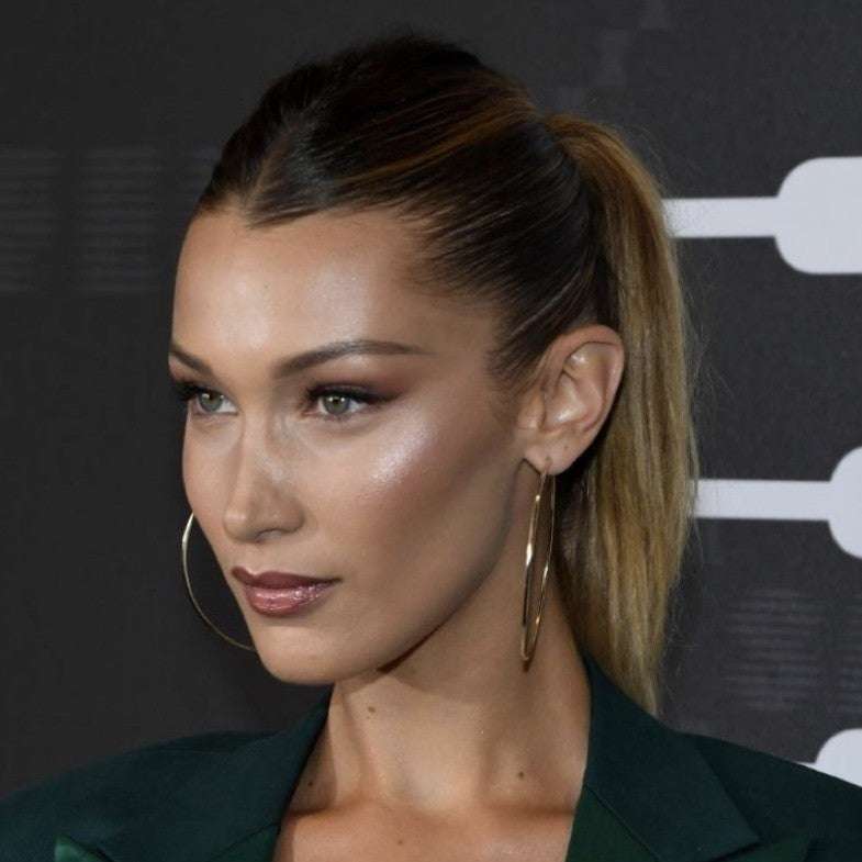 髪をいつも結んでいる人