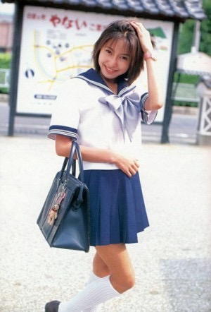 榎本加奈子さん、41歳最新ショットを公開!ベンツとの2ショットに「相変わらず素敵な女性」「美しい」