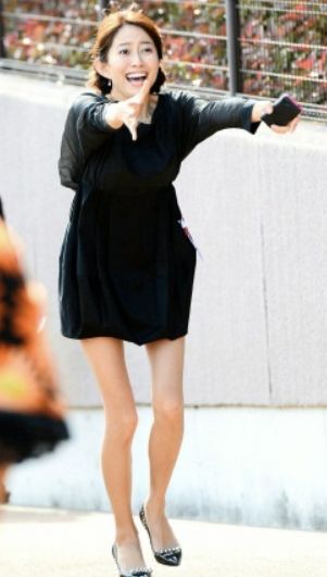 榎本加奈子さん、41歳最新ショットを公開!ベンツとの2ショットに「相変わらず素敵な女性」「美しい」
