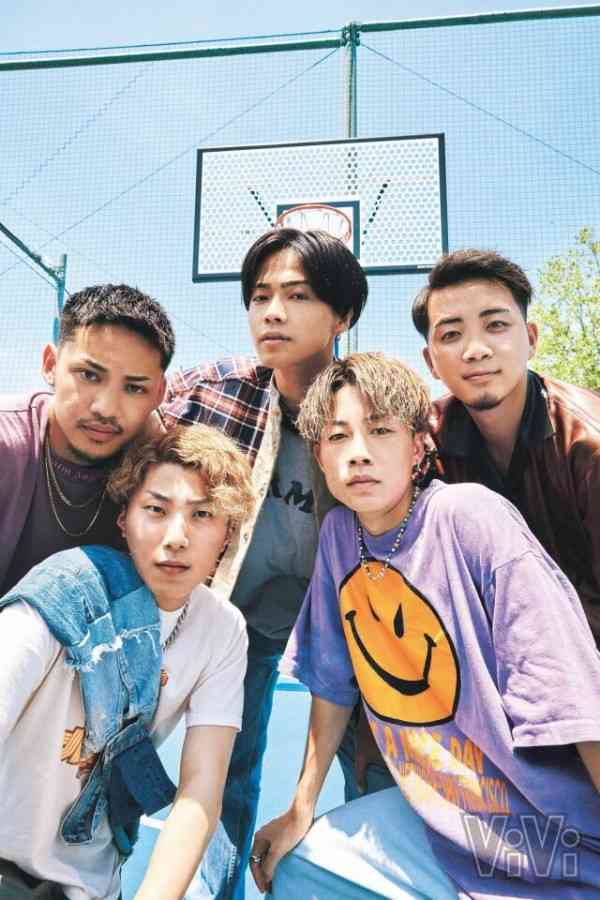 コムドット、YouTuberとして初の『ViVi』表紙 付録はステッカー第2弾で異例の予約数に