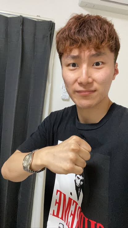 コムドット、YouTuberとして初の『ViVi』表紙 付録はステッカー第2弾で異例の予約数に