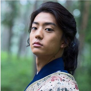 伊藤健太郎、くるくるパーマにイメチェン「心機一転頑張ります」 「かっこよすぎんか」と絶賛の声
