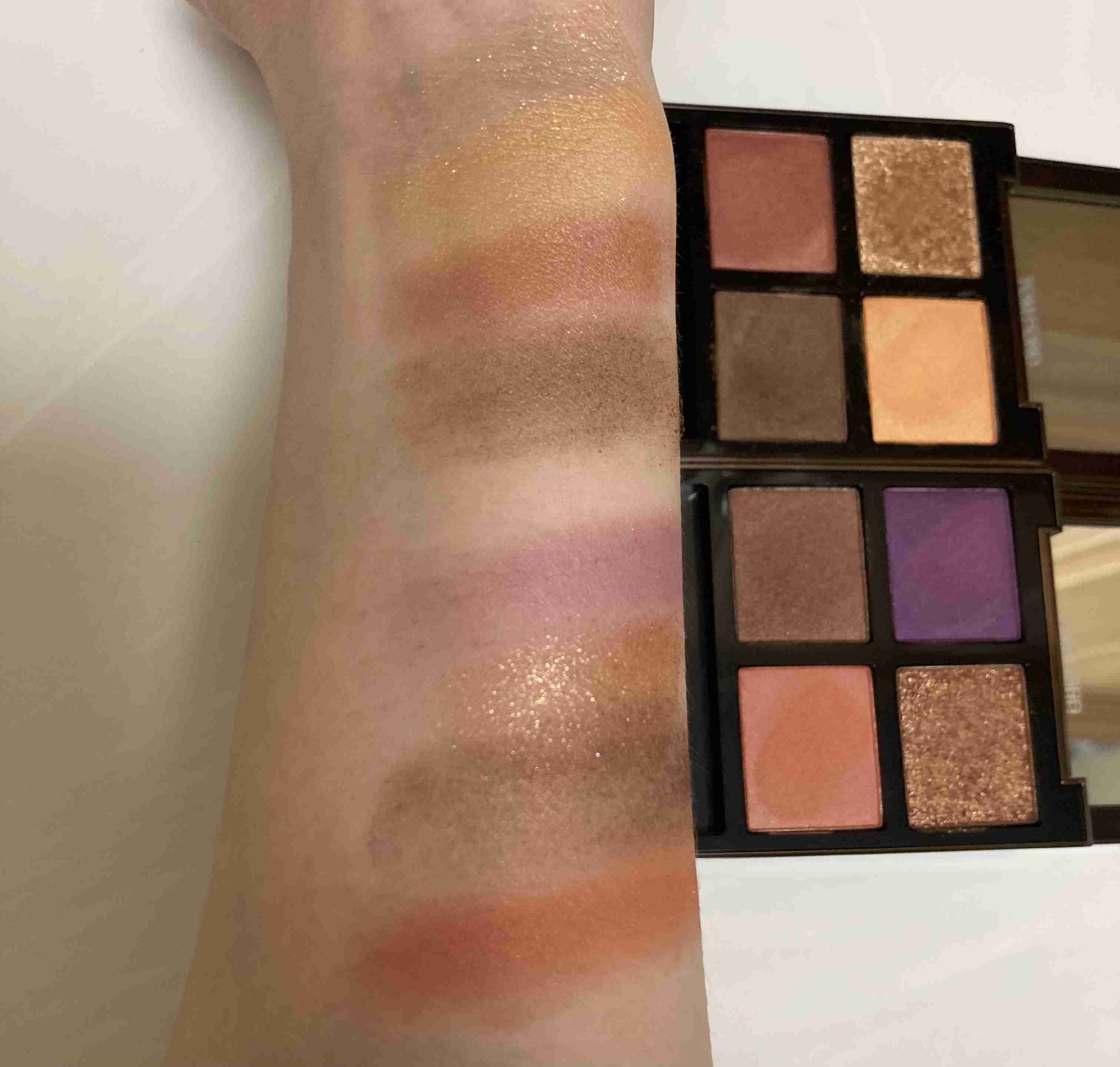 お気に入りのコスメのスウォッチを見せてください