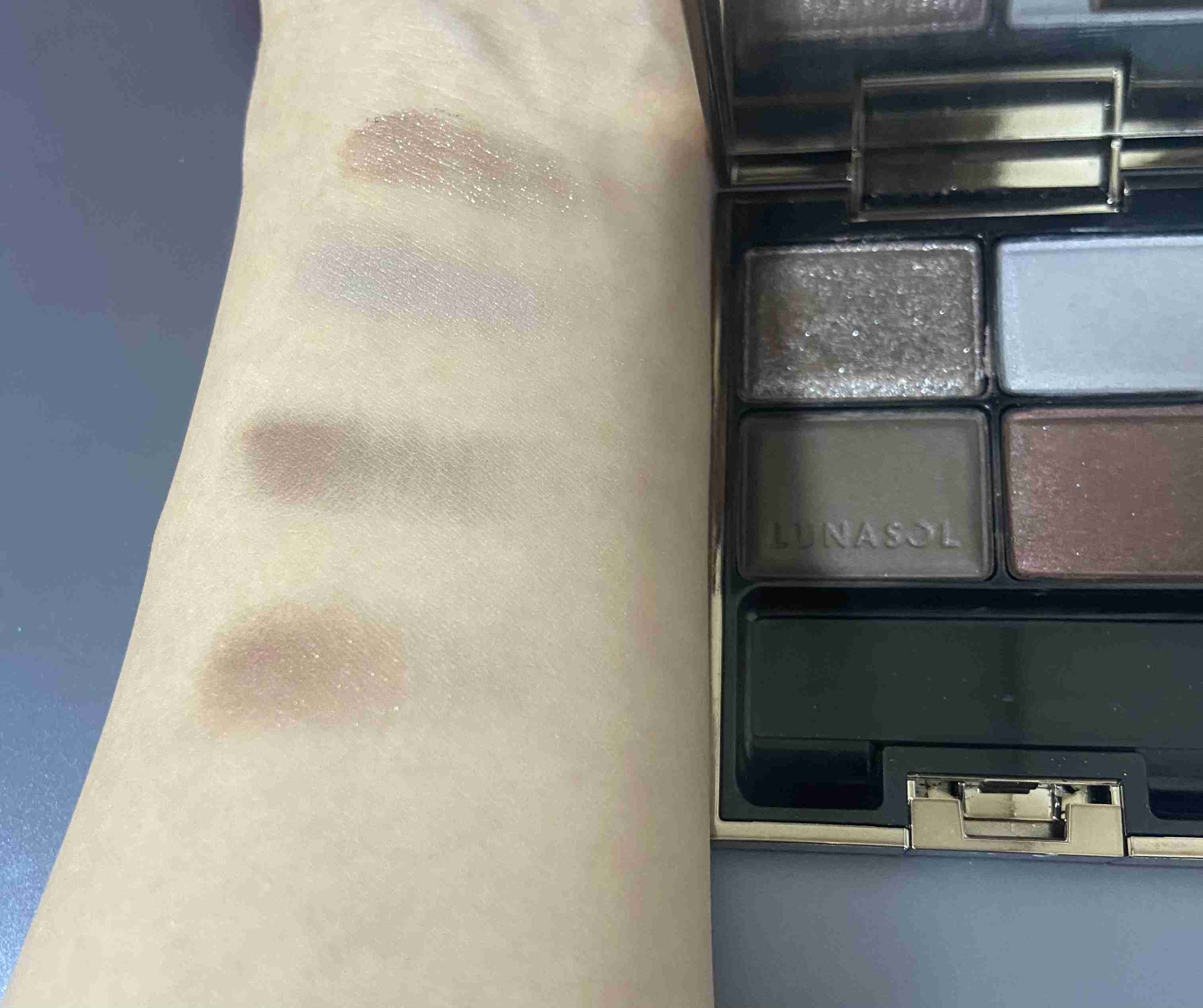 お気に入りのコスメのスウォッチを見せてください