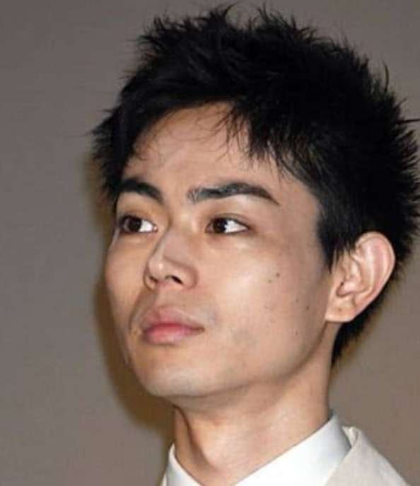 小松菜奈に2度フラれた菅田将暉　3回目で成功し友人と祝賀パーティー