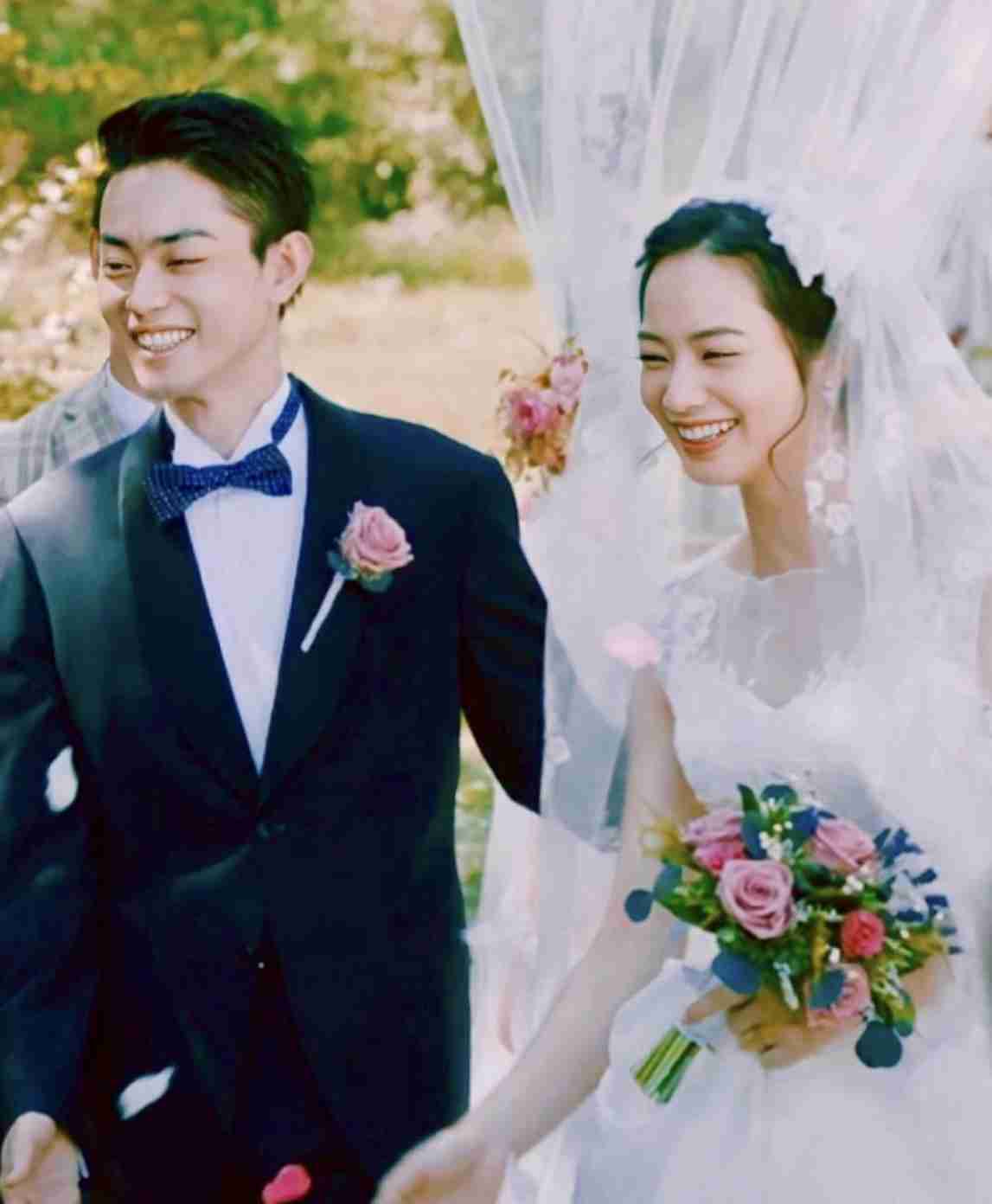 小松菜奈に2度フラれた菅田将暉　3回目で成功し友人と祝賀パーティー