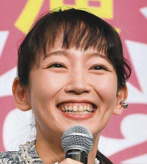吉岡里帆、カレンダーカット公開 あいみょんも反応「天使?」
