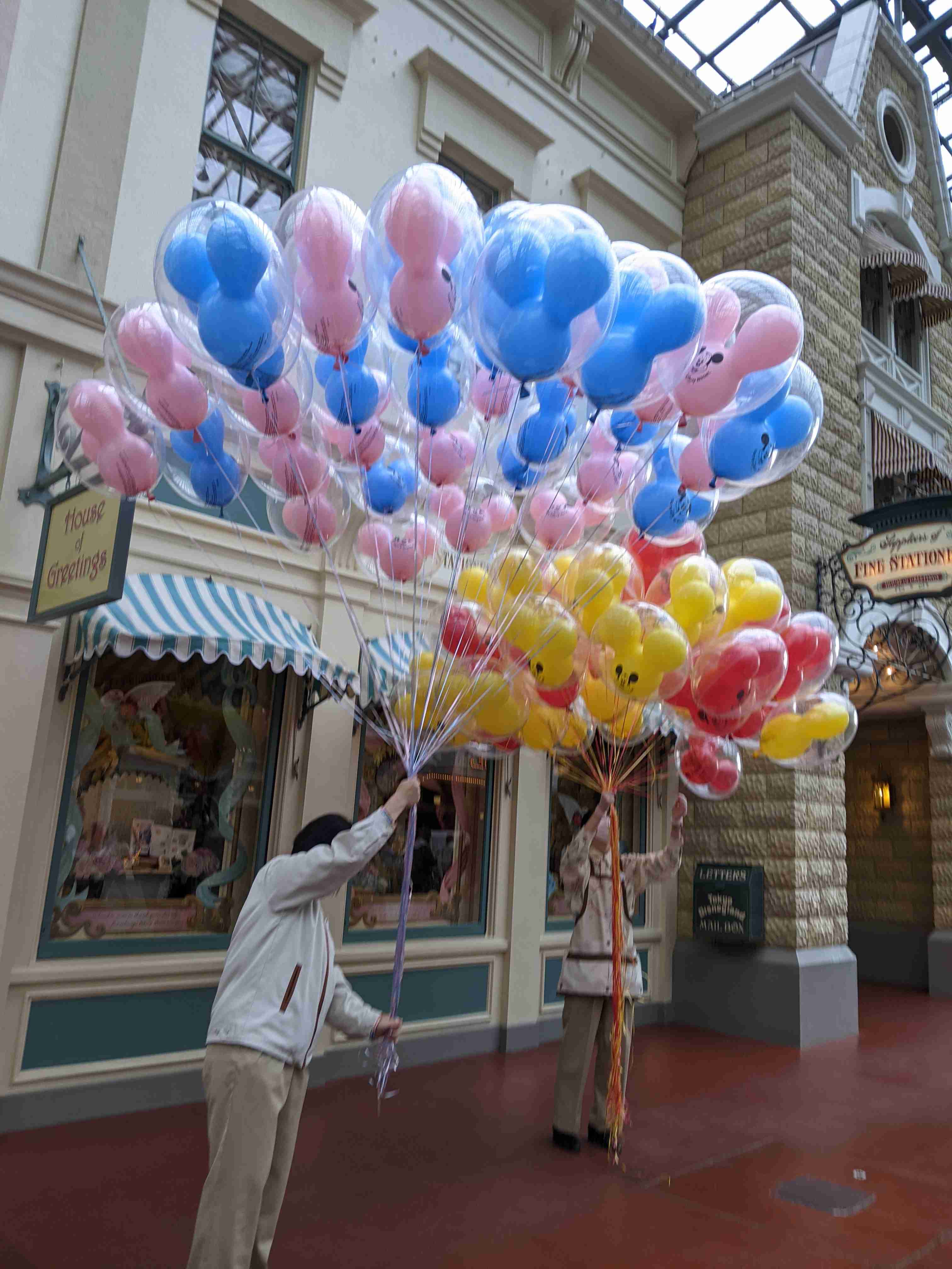 ディズニーで風船の販売休止　ヘリウム供給不足で