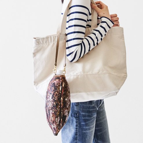 お腹が空いたらかじっちゃいそう！　おいしそうすぎる「巨大あんぱんポシェット」に反響