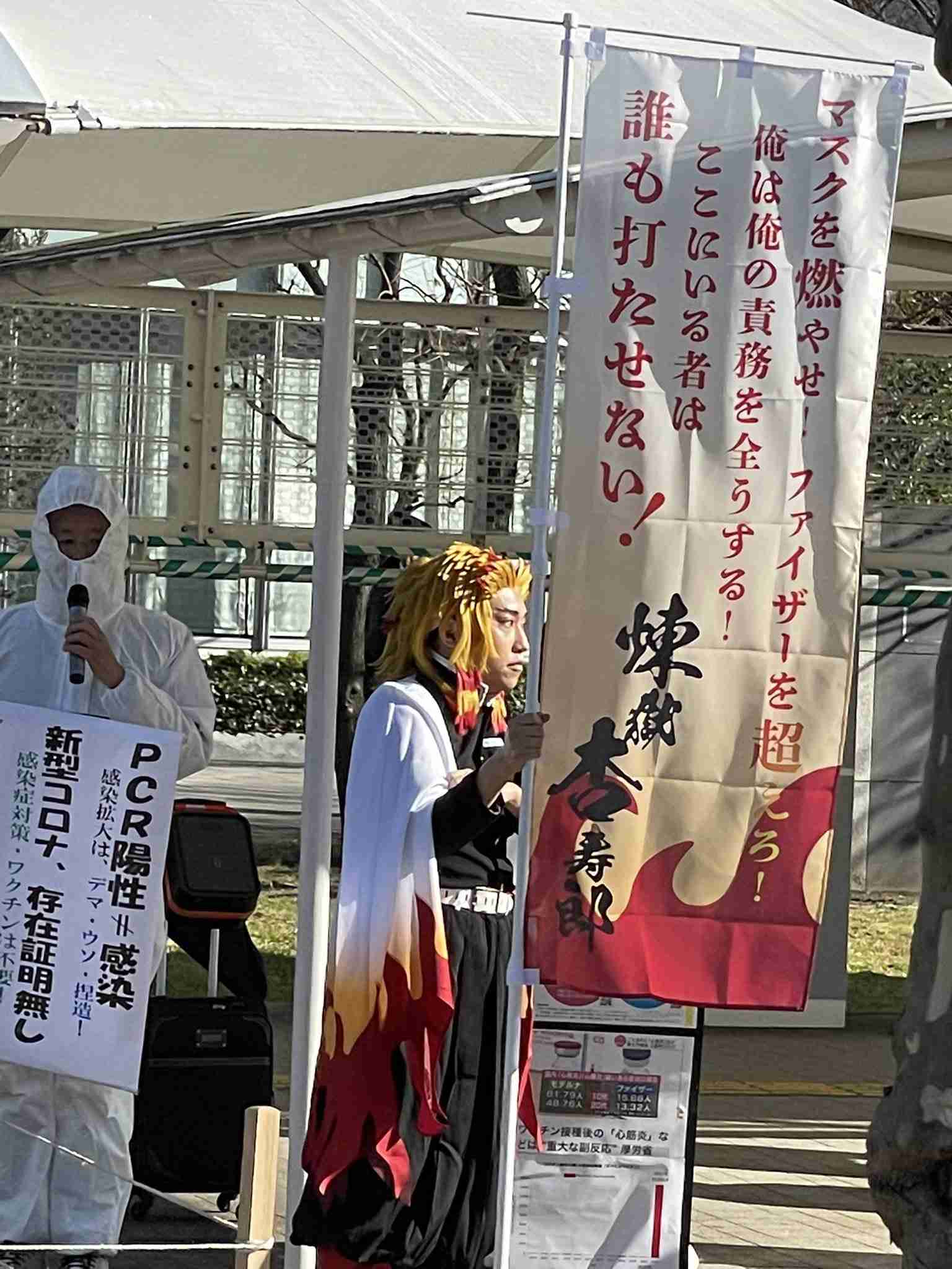 コミケの会場外でラップするノーマスク集団 誰も耳を貸さず