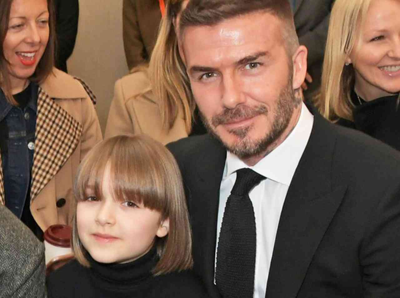 相変わらず愛娘にデレデレ! デヴィッド・ベッカム、ちょっかいを出したハーパーから反撃を受け鼻から流血