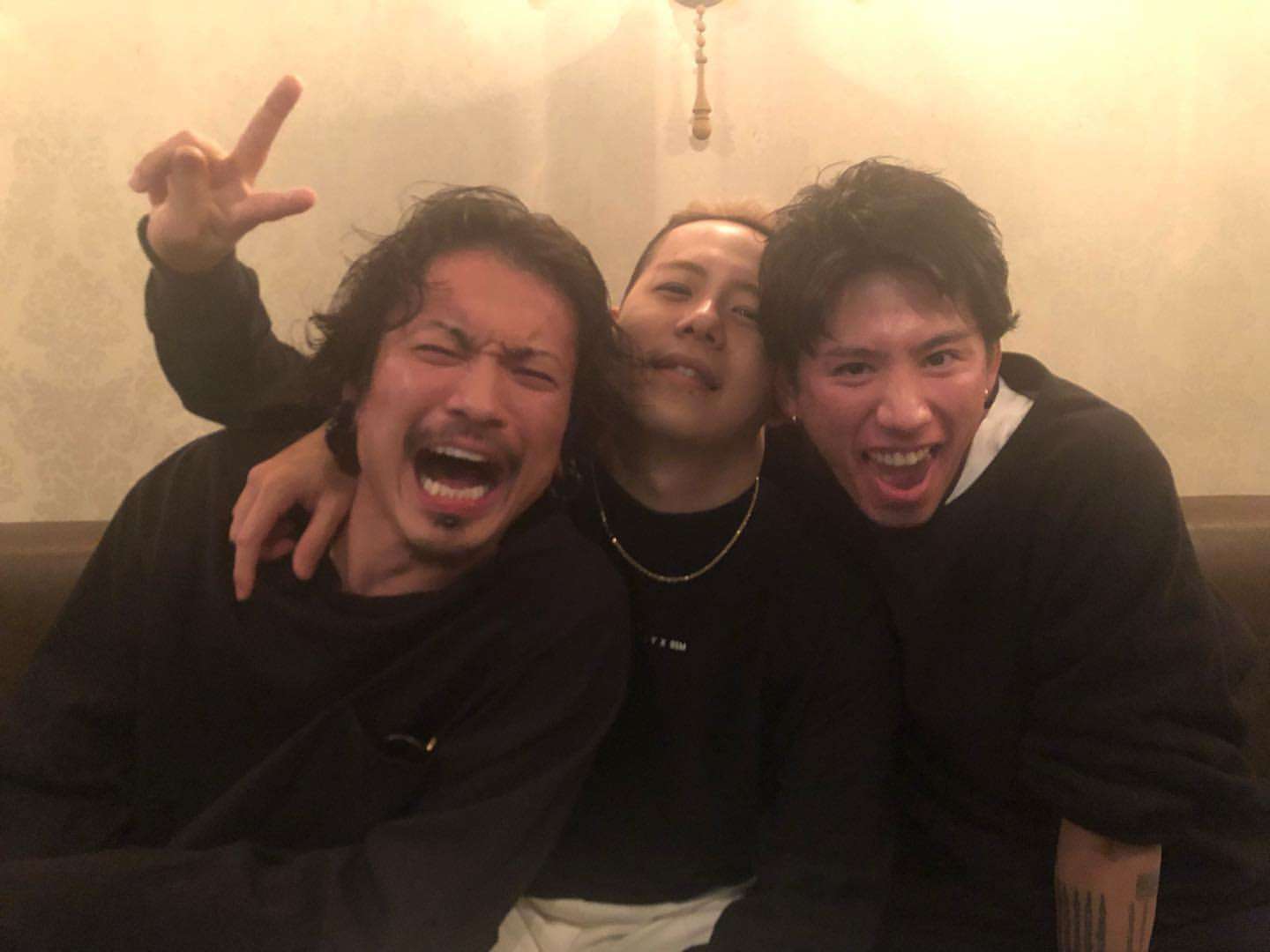 ワンオクTaka、あの超大物と「イブ寿司」ショット　「仲良し過ぎ」「こんなお茶目な顔するんだ」の声