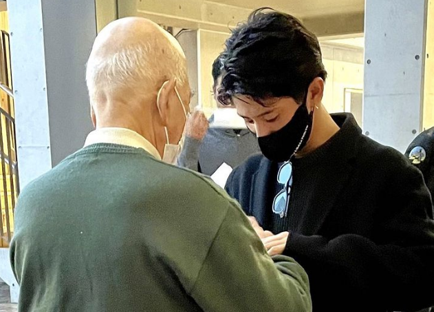 ワンオクTaka、あの超大物と「イブ寿司」ショット　「仲良し過ぎ」「こんなお茶目な顔するんだ」の声