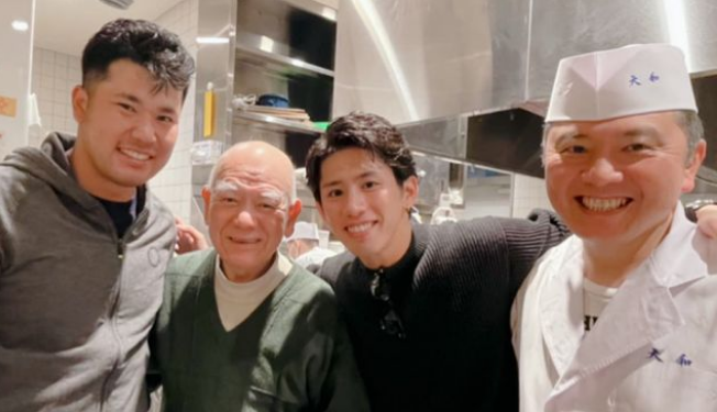 ワンオクTaka、あの超大物と「イブ寿司」ショット　「仲良し過ぎ」「こんなお茶目な顔するんだ」の声