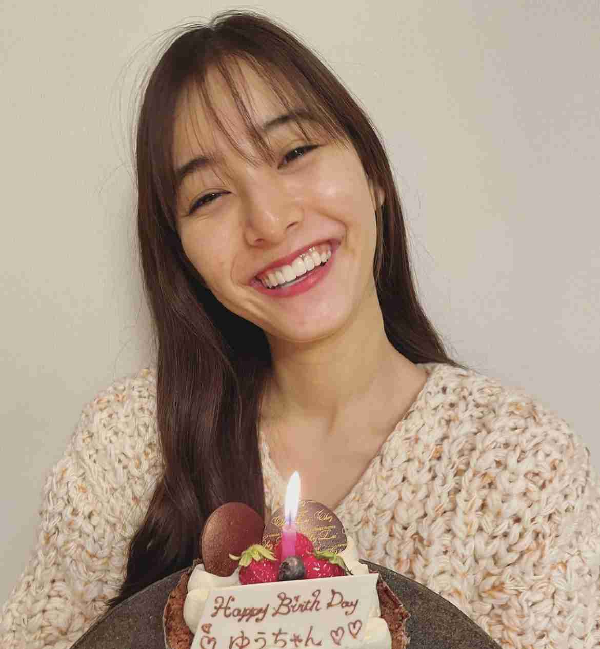 新木優子が28歳誕生日「笑顔で過ごしていきたい」、ケーキ手に親友・谷まりあと満面笑みの投稿に祝福続々