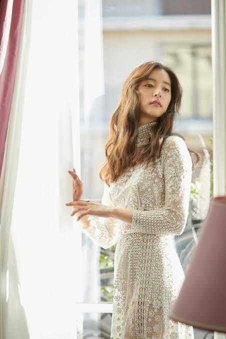 新木優子が28歳誕生日「笑顔で過ごしていきたい」、ケーキ手に親友・谷まりあと満面笑みの投稿に祝福続々
