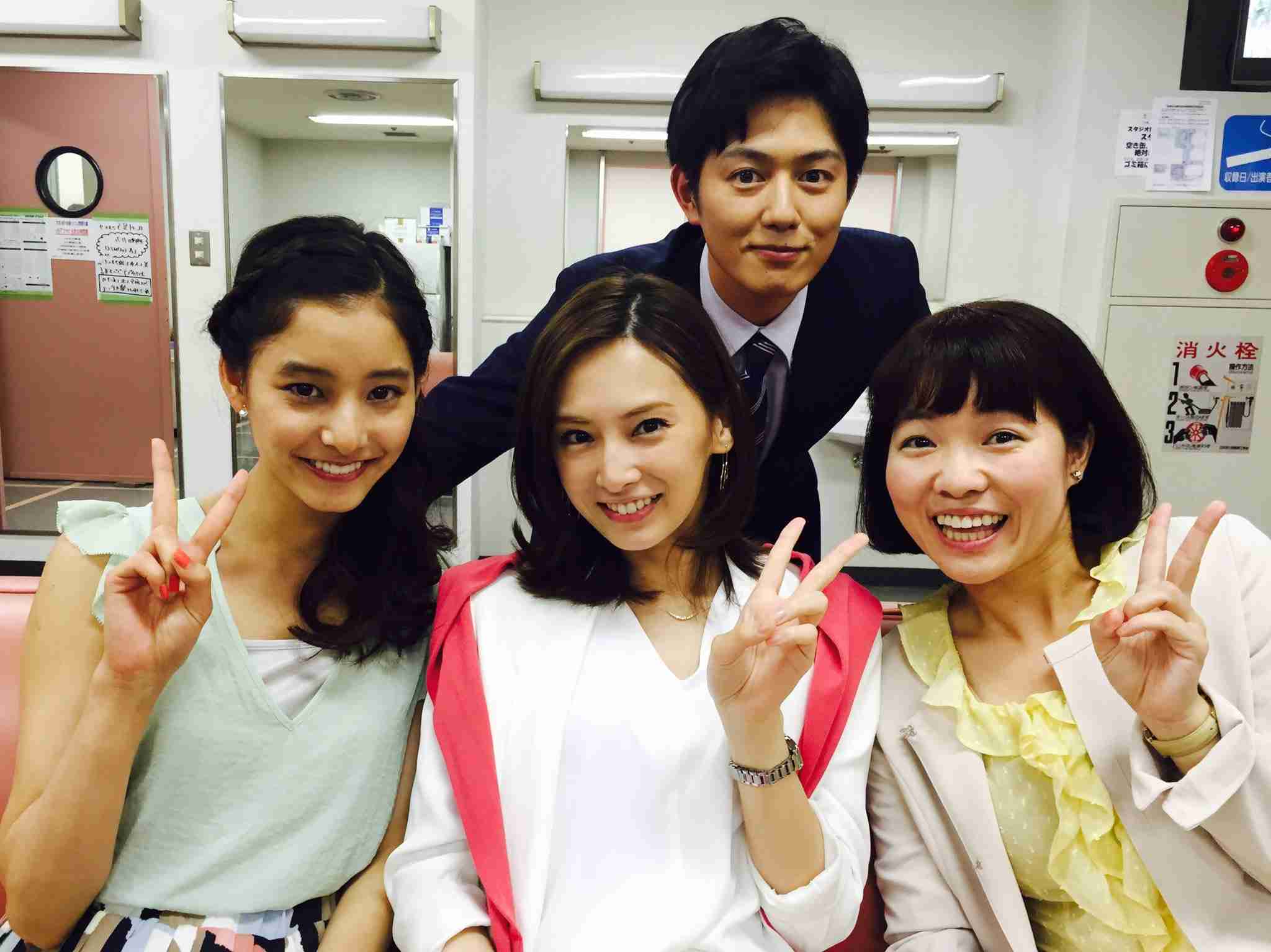 新木優子が28歳誕生日「笑顔で過ごしていきたい」、ケーキ手に親友・谷まりあと満面笑みの投稿に祝福続々