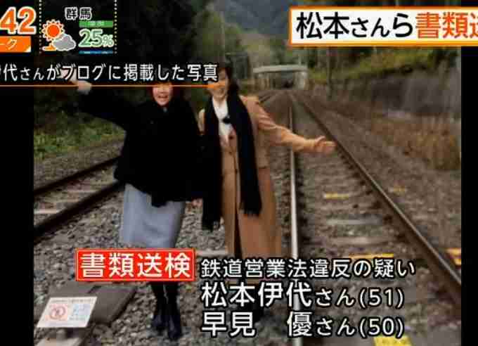松本伊代はミニ、早見優はマキシのワンピで仲良し配信ライブ報告