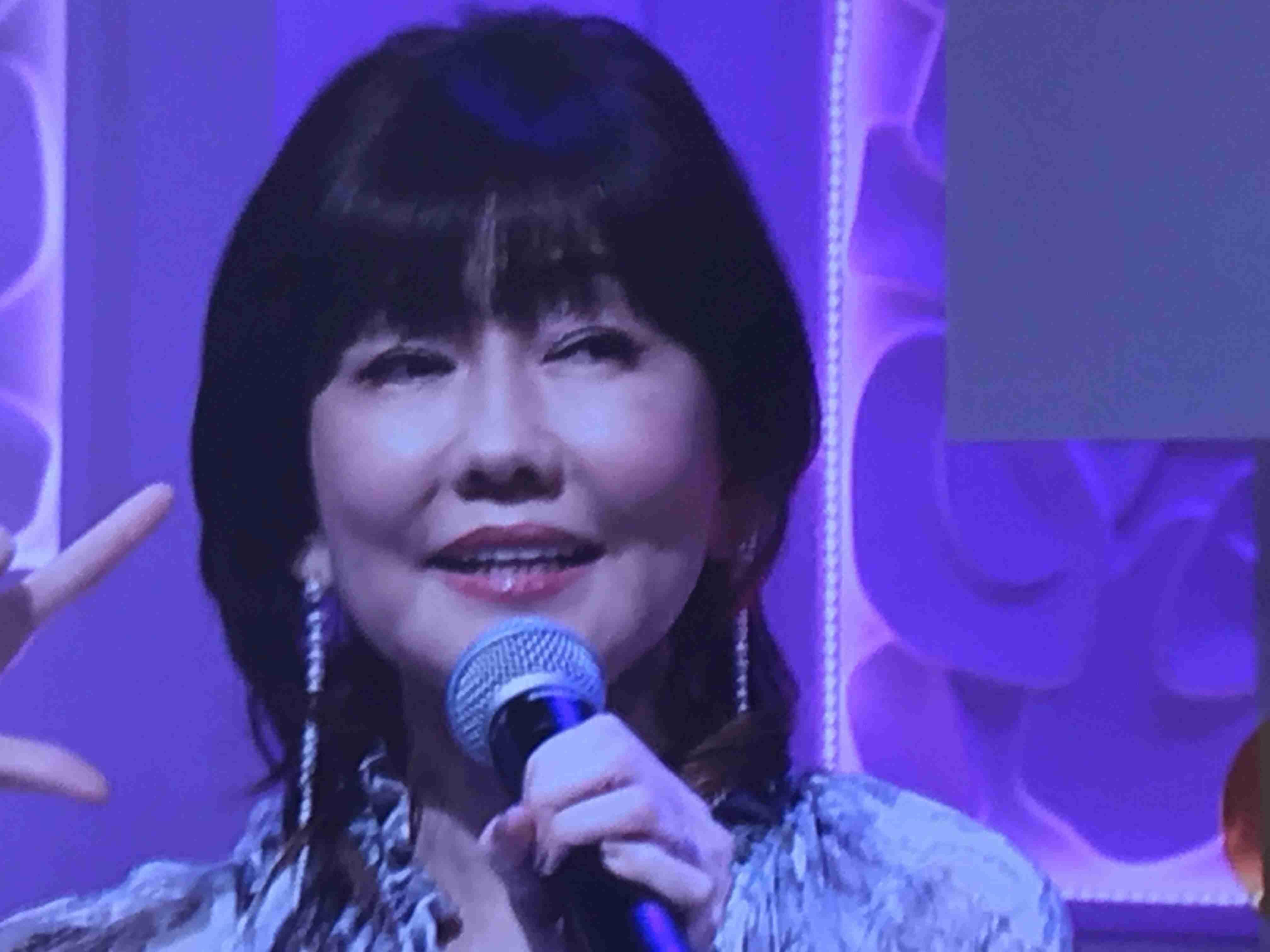 松本伊代はミニ、早見優はマキシのワンピで仲良し配信ライブ報告