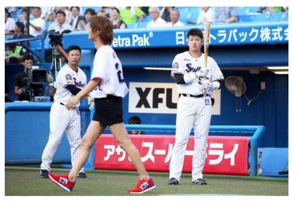 氷川きよし、肩出しドレス姿で思い「転生して、1人の人を真剣に愛した時に自分が何者かわかるの」