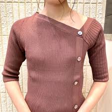 びっくりしたアナウンサーの服装。
