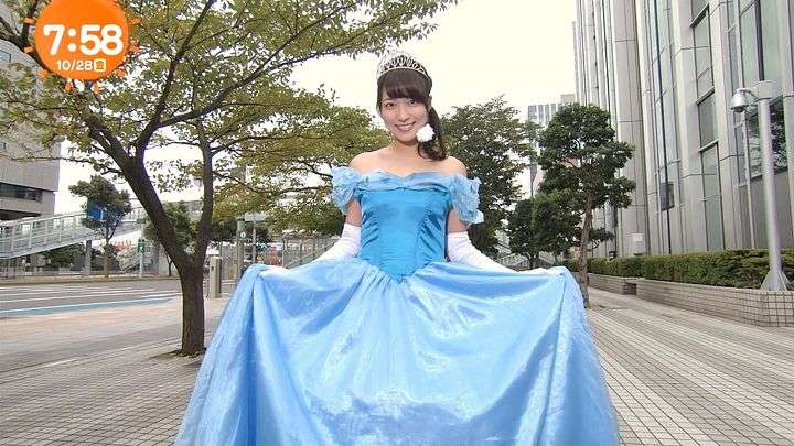 びっくりしたアナウンサーの服装。