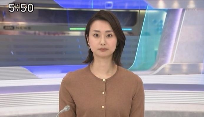 びっくりしたアナウンサーの服装。