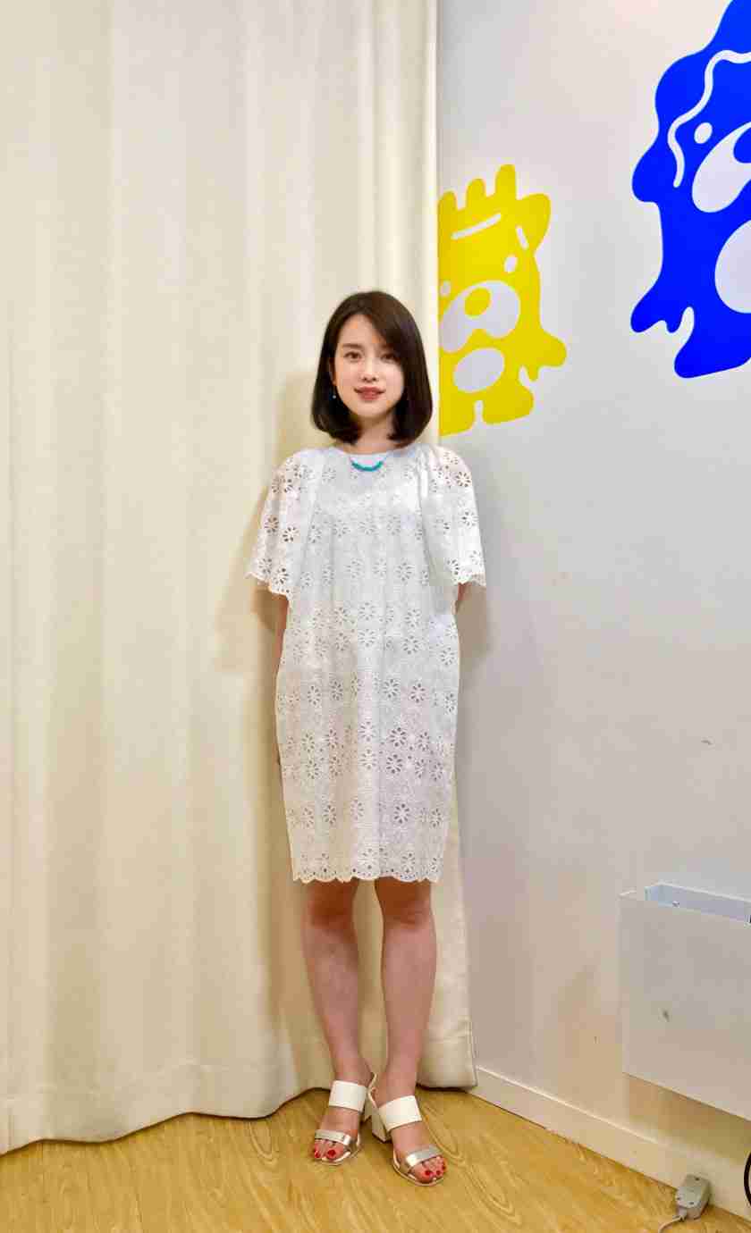びっくりしたアナウンサーの服装。