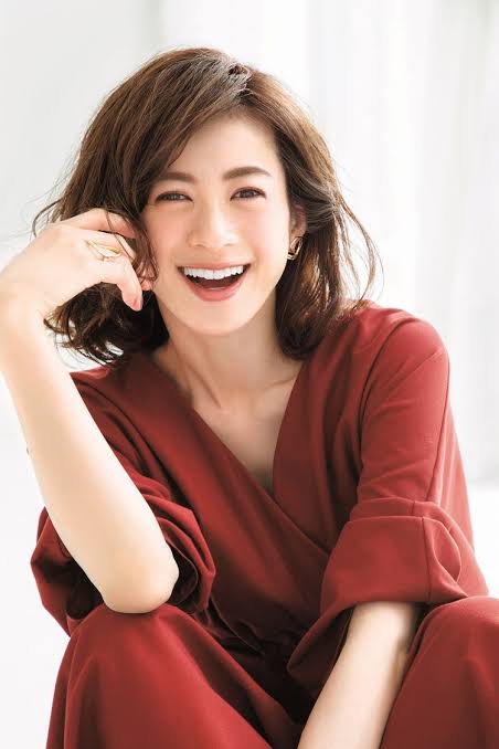 高垣麗子　ピンクベージュカラーのヨガウエア姿　バックショット公開に「綺麗な背中」「ほ、ほ、細い～」