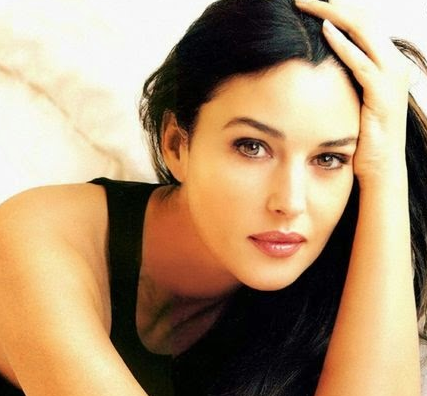 「若さには執着しない」。57歳、モニカ・ベルッチのエイジング論。