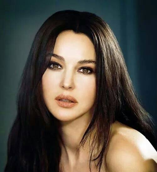 「若さには執着しない」。57歳、モニカ・ベルッチのエイジング論。